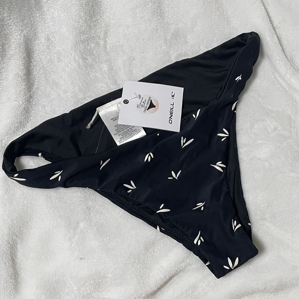O'Neill Black and White Leaf Bikini Bottom- cheeky coverage 🩲